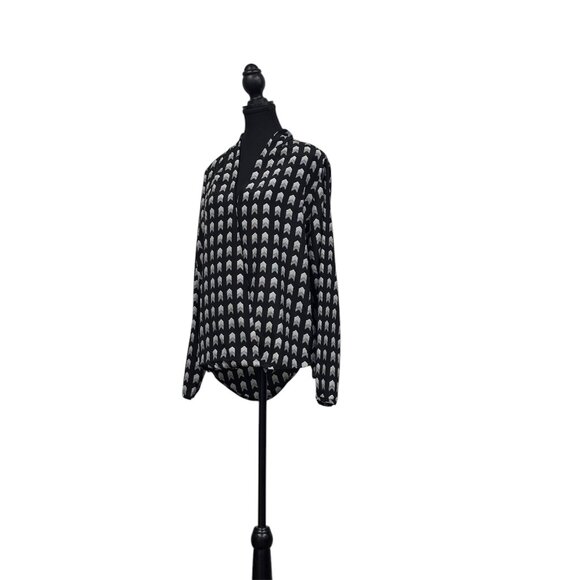 Black & White Crossover Blouse – Effortless Elegance - Picture 4 of 5